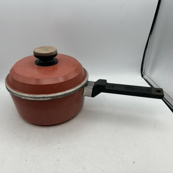 Club Cast Aluminum 2 Quart Sauce Pan Pot Red Lid  Handle Vintage - Picture 1 of 10
